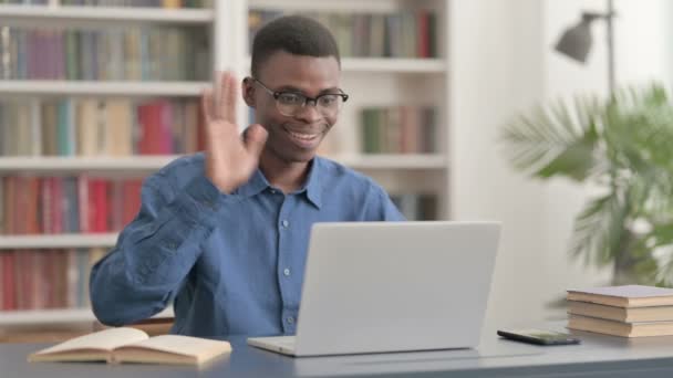 Jonge Afrikaanse man praten op video oproep op laptop in Office — Stockvideo