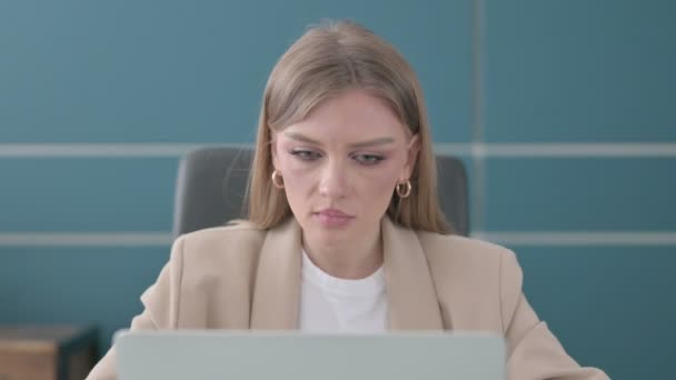 Κοντινό πλάνο του Businesswoman Γιορτάζοντας την επιτυχία κατά τη χρήση Laptop στο γραφείο — Αρχείο Βίντεο