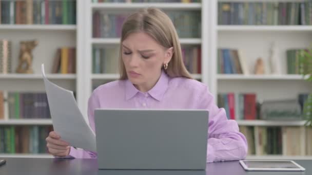Kvinna med bärbar dator Att ha förlorat när du läser dokument — Stockvideo