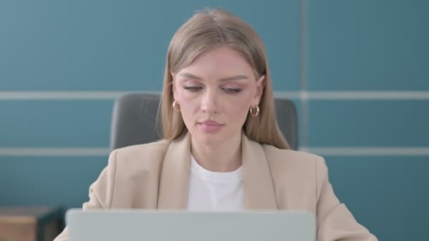 Κοντινό πλάνο της επιχειρηματία που εργάζεται σε Laptop στο γραφείο — Αρχείο Βίντεο