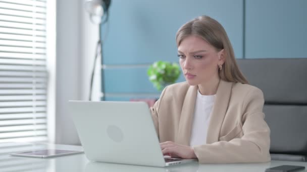 Žena s bolestí hlavy při práci na notebooku — Stock video