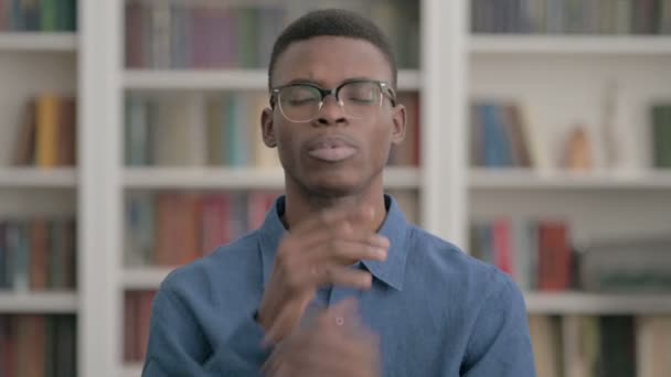 Pensive jeune homme africain Penser à une nouvelle idée — Video