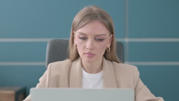 Close Up of Business Woman Εμφάνιση αντίχειρων Down Sign Ενώ χρησιμοποιείτε Laptop στο Office — Αρχείο Βίντεο
