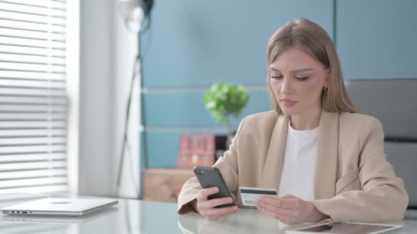 有网上支付问题的女商人在工作时使用智能手机 — 图库视频影像
