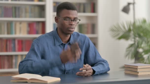 オフィスで電話で話す若いアフリカ人男性 — ストック動画