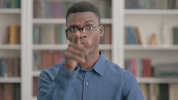 若いアフリカ人の男は怒り、戦い — ストック動画