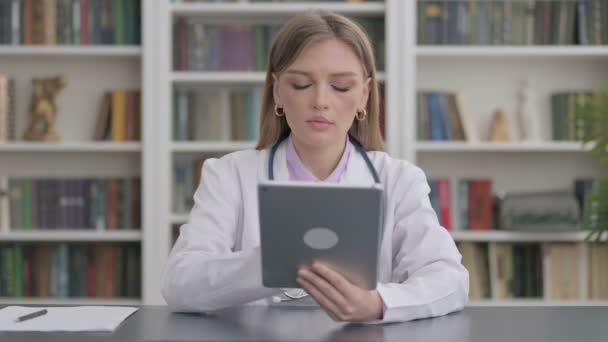 Lady Doctor usando la tableta en la clínica — Vídeos de Stock