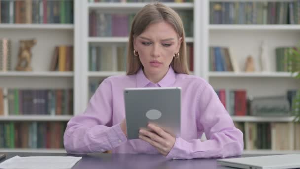 Femme réagissant à la perte sur tablette au bureau — Video