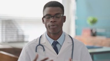 Çevrimiçi Video Konuşan Genç Afrikalı Doktor