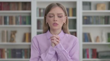 Yardım İçin Dua Eden Kadın Portresi