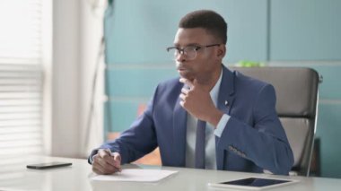 Genç Afrikalı İş Adamı Ofiste Otururken Haberleri Okuyor