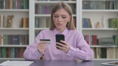 Akıllı Telefon 'da Başarılı Çevrimiçi Ödeme Yapan Kadın 