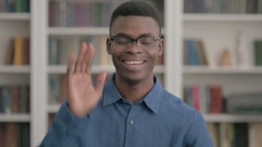 Çevrimiçi Video Konuşan Genç Afrikalı Adam