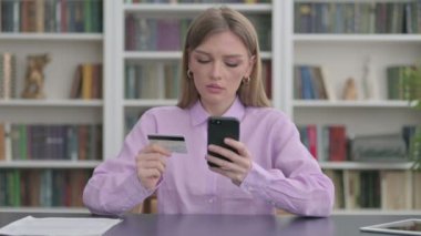 Çevrimiçi Ödeme Yapan Kadın Akıllı Telefon Hatası