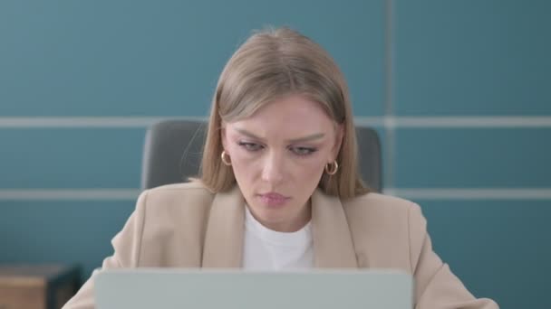 Primer plano de la mujer de negocios reaccionando a la pérdida mientras usa el ordenador portátil — Vídeos de Stock