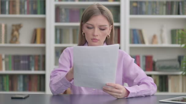 Frau liest Berichte im Büro — Stockvideo