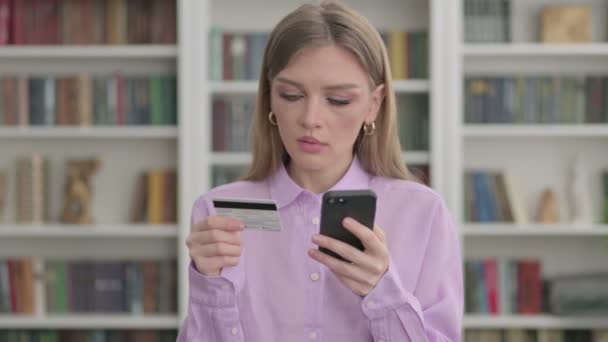 Портрет женщины, делающей онлайн оплату на смартфоне, — стоковое видео