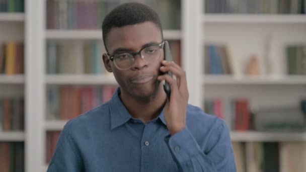 Jeune homme africain parlant au téléphone — Video