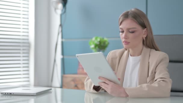 Affärskvinna som använder Tablet när han sitter i Office — Stockvideo