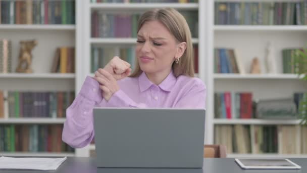 Kvinna som har ont i handleden när du använder laptop i Office — Stockvideo