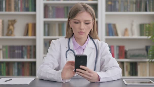 Lady Doctor använder smartphone på kliniken — Stockvideo