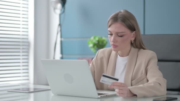 Бізнес-леді провалу онлайн платежів в офісі — стокове відео