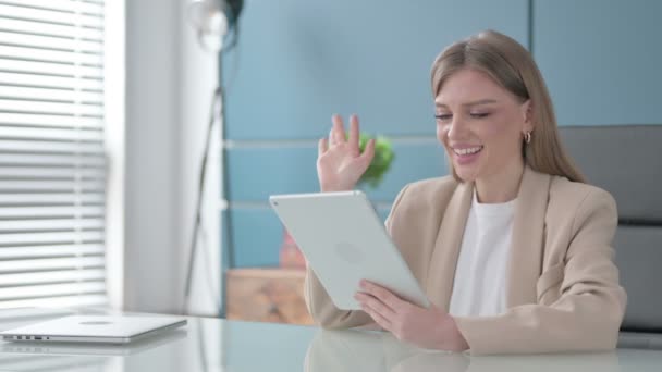 Empresaria haciendo videollamada en tableta en la oficina — Vídeo de stock