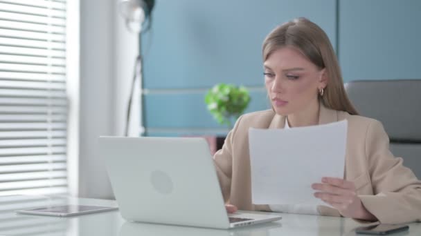 Succesvolle zakenvrouw viert feest tijdens het lezen van documenten op het werk — Stockvideo