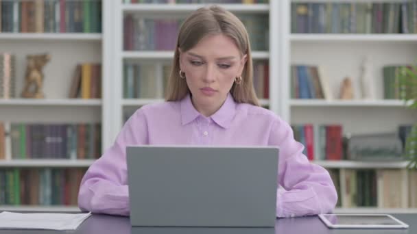 Frau arbeitet im Büro am Laptop — Stockvideo