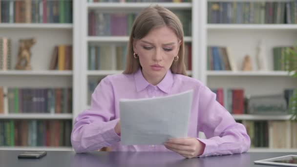 Succesvolle vrouw viert feest tijdens het lezen van documenten — Stockvideo