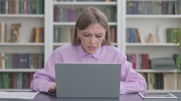 ラップトップで働く怒っている女性の動揺 — ストック動画