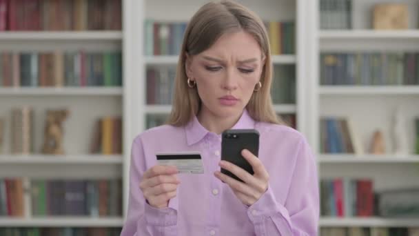Портрет женщины, делающей онлайн оплату сбоя на смартфоне — стоковое видео