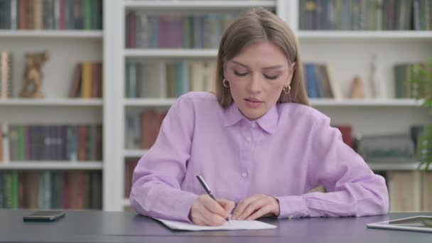 Žena psaní na papír v úřadu — Stock video