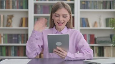 Ofisteki Tablet 'te Video Çağrısı Yapan Kadın 