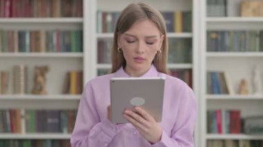 Ofiste Tablet Kullanan Kadın Portresi 