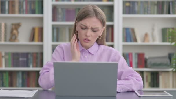 Femme ayant mal aux dents tout en travaillant sur ordinateur portable — Video