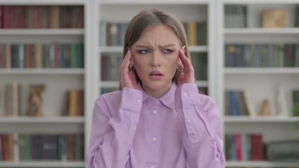 Ritratto di donna con mal di testa — Video Stock