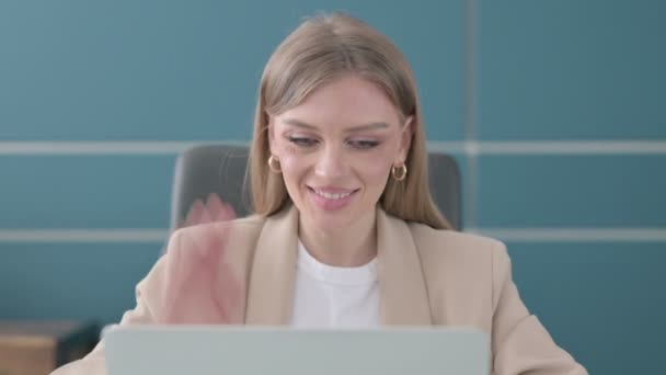 Närbild av affärskvinna talar på video samtal på laptop i Office — Stockvideo
