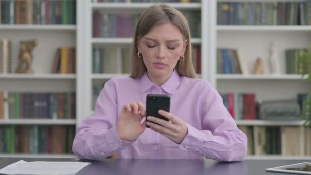 スマートフォンで損失に反応する動揺女性 — ストック動画