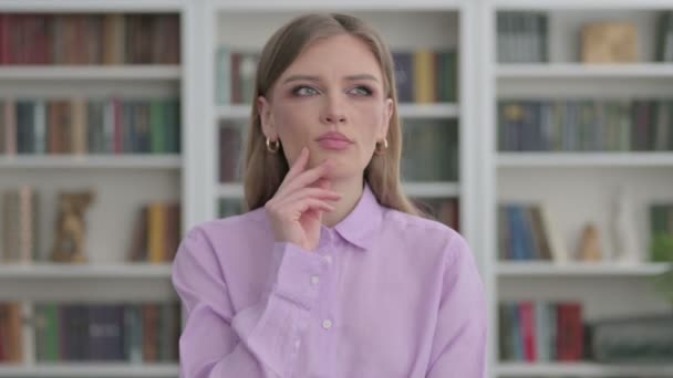 Portrét Pensive Woman myšlení — Stock video