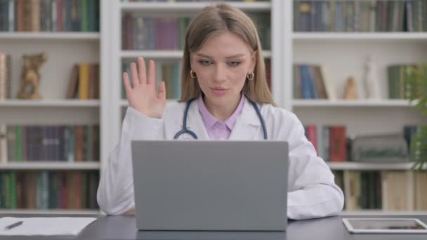 Lady Doctor talar på videosamtal på laptop i kliniken — Stockvideo