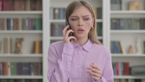 Retrato de mulher falando irritado em Smartphone — Vídeo de Stock