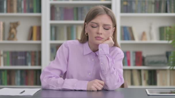 Femme fatiguée qui dort pendant qu'elle est assise au bureau — Video