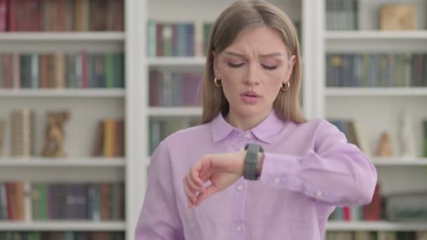 Žena čeká při kontrole hodinky na Smartwatch — Stock video