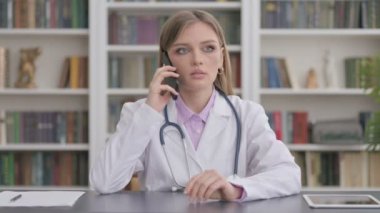 Klinikte Doktor Hanım konuşuyor. 