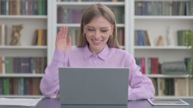 Videodaki Kadın Ofisteki Laptop 'ta Konuşuyor