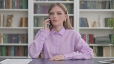 Ofiste Akıllı Telefondan Konuşan Kadın 