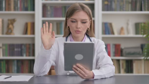 Леди Доктор снимает клип на видео в клинике — стоковое видео