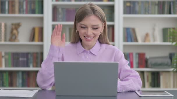 Жінка говорить на відео виклик ноутбука в офісі — стокове відео
