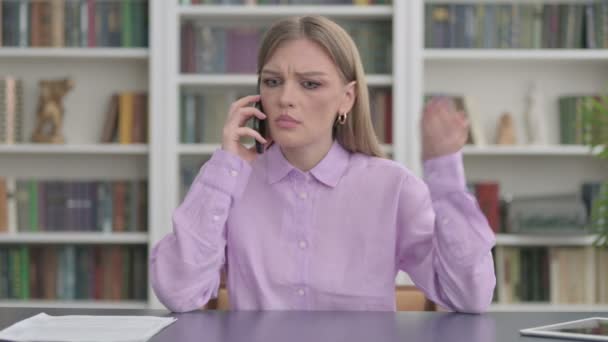 Kvinna talar Angrily på Smartphone i Office — Stockvideo